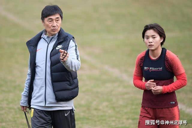 范戴克称赞阿劳霍表现出色，称其担任巴萨队长绝非偶然